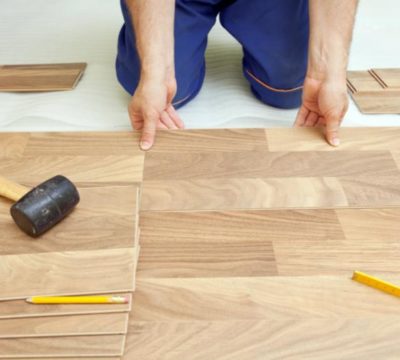 Instalación manual de piso de madera