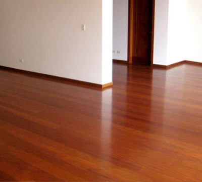 Piso de madera terminado en un interior residencial
