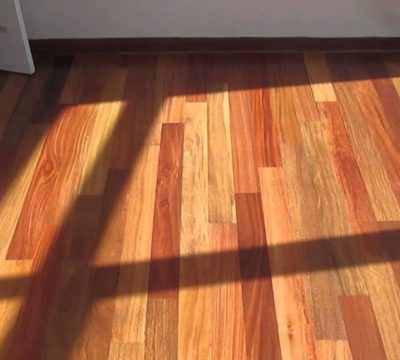 Piso de madera iluminado por luz natural