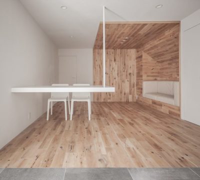 Espacio luminoso revestido con madera clara