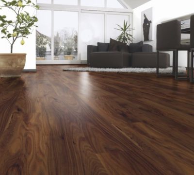 Sala iluminada con piso de madera limpio y protegido