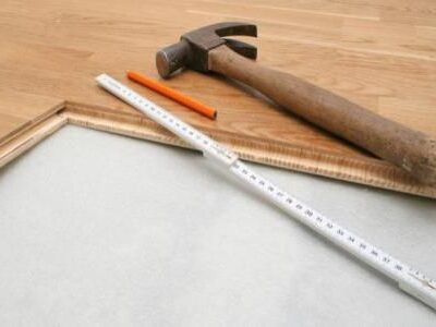 Herramientas preparadas para instalar piso de madera