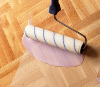 Aplicación profesional de vitrificado sobre parquet