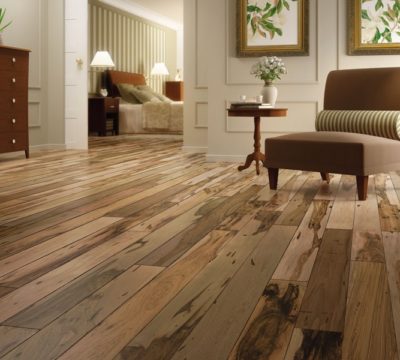 Piso de madera con distintas vetas y acabado natural