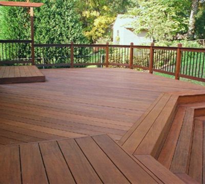 Deck exterior de madera restaurado