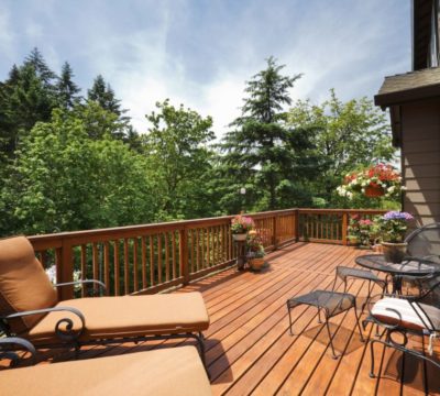 Terraza de madera tratada